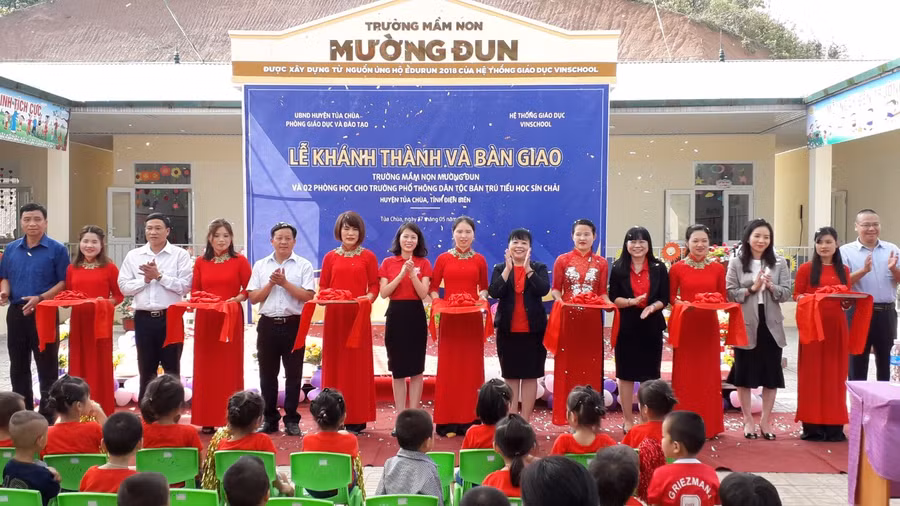 Đại diện nhà tài trợ và chính quyền địa phương cắt băng khánh thành công trình