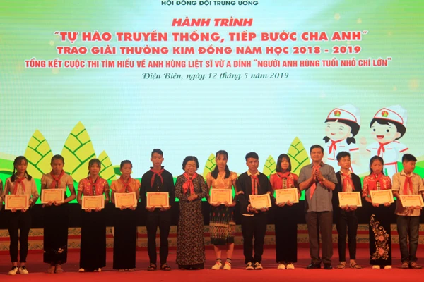 Bà Trương Mỹ Hoa (thứ 6 bên trái), Nguyên Phó Chủ tịch nước trao học bổng Vừ A Dính cho học sinh nghèo hiếu học