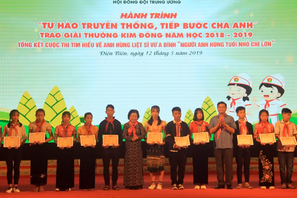 Bà Trương Mỹ Hoa (thứ 6 bên trái), Nguyên Phó Chủ tịch nước trao học bổng Vừ A Dính cho học sinh nghèo hiếu học