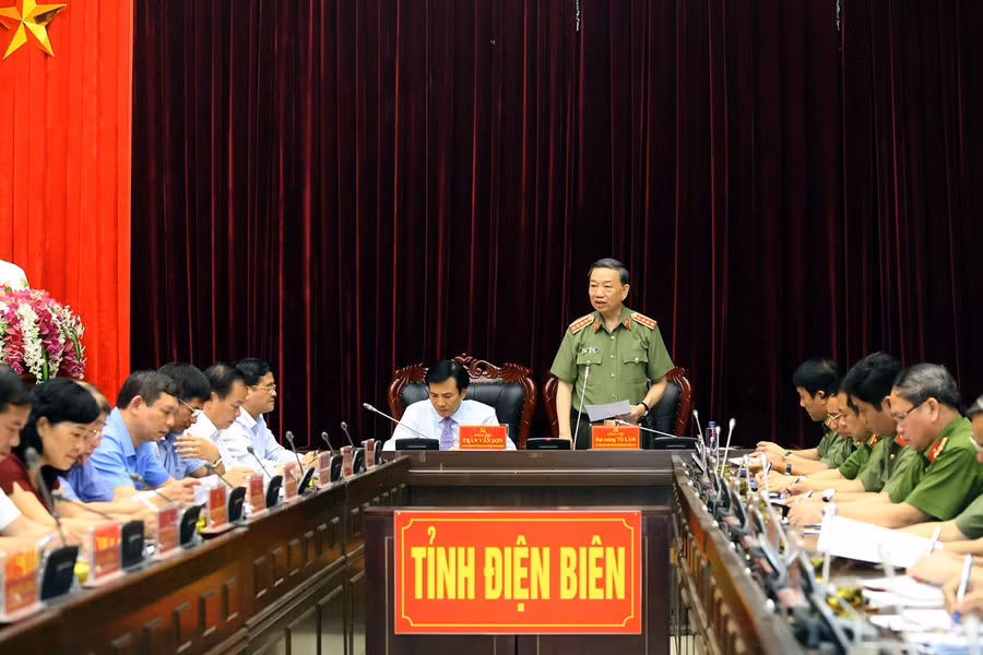 Đại tướng Tô Lâm (đứng giữa) đề nghị tỉnh Điện Biên cần tiếp tục quan tâm hơn tới các chính sách dân tộc gắn với đảm bảo an ninh trật tự