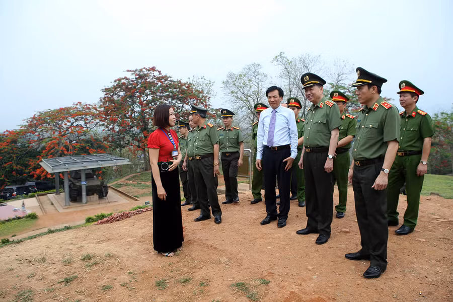 Đại tướng Tô Lâm (Thứ 2 bên phải) cùng lãnh đạo tỉnh Điện Biên thăm Đồi A1