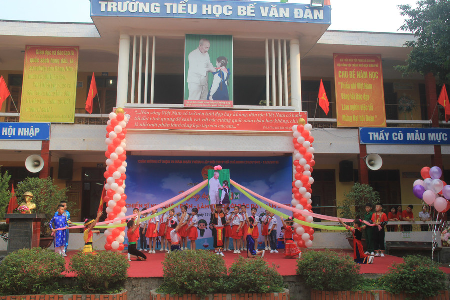 Chương trình văn nghệ do học sinh các trường tự biên, tự diễn.