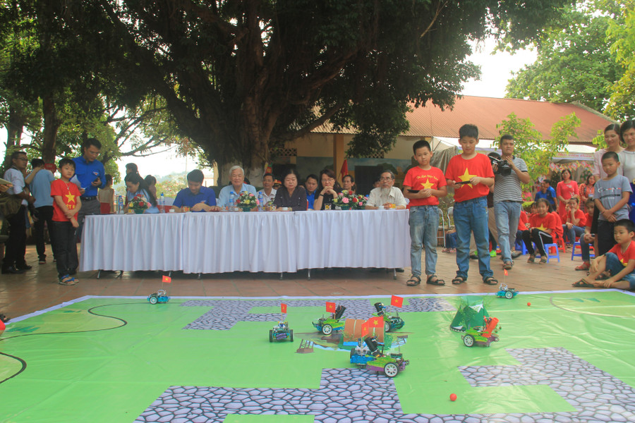 Nguyên Phó Chủ tịch nước Trương Mỹ Hoa - Chủ tịch Quỹ học bổng Vừ A Dính (ngồi giữa) cùng các đại biểu chứng kiến học sinh trải nghiệm cùng robot. Nguyên Phó Chủ tịch nước Trương Mỹ Hoa - Chủ tịch Quỹ học bổng Vừ A Dính (ngồi giữa) cùng các đại biểu chứng kiến học sinh trải nghiệm cùng robot.