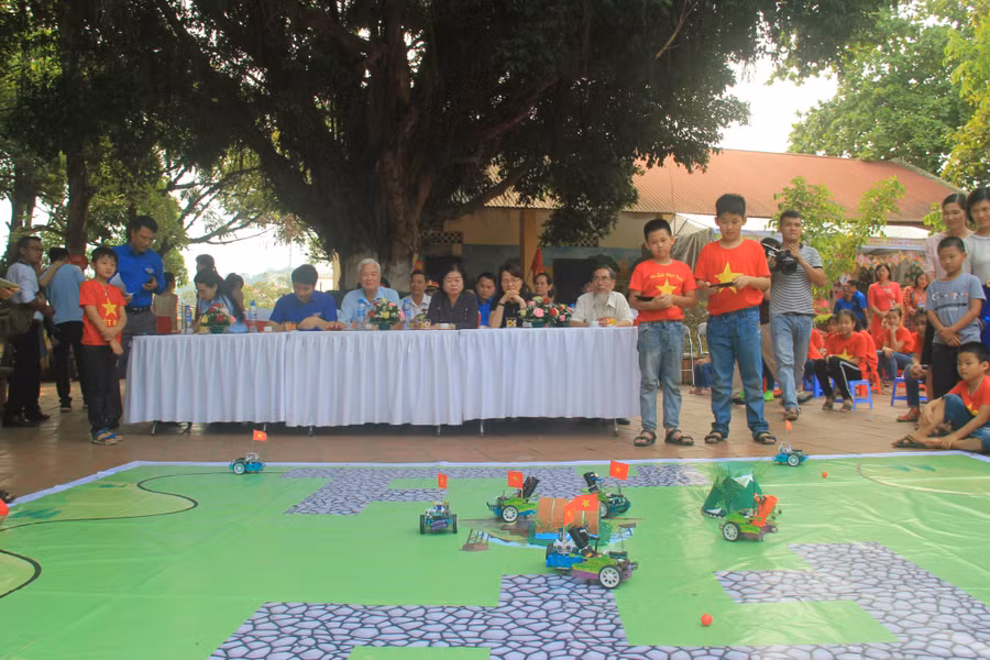 Nguyên Phó Chủ tịch nước Trương Mỹ Hoa - Chủ tịch Quỹ học bổng Vừ A Dính (ngồi giữa) cùng các đại biểu chứng kiến học sinh trải nghiệm cùng robot. Nguyên Phó Chủ tịch nước Trương Mỹ Hoa - Chủ tịch Quỹ học bổng Vừ A Dính (ngồi giữa) cùng các đại biểu chứng kiến học sinh trải nghiệm cùng robot.