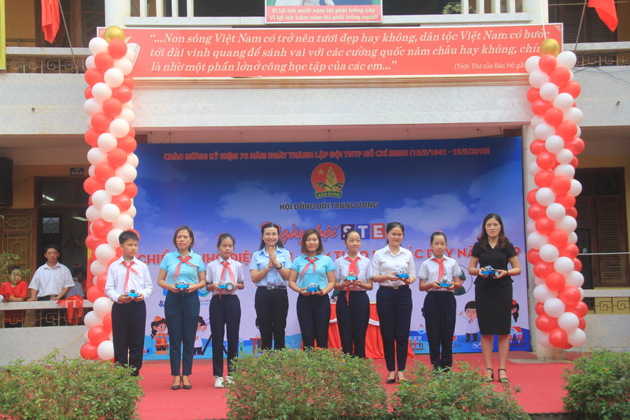 Thầy trò các trường đón nhận phần quà do gia đình Đại tướng Võ Nguyên Giáp gửi tặng. Thầy trò các trường đón nhận phần quà do gia đình Đại tướng Võ Nguyên Giáp gửi tặng.