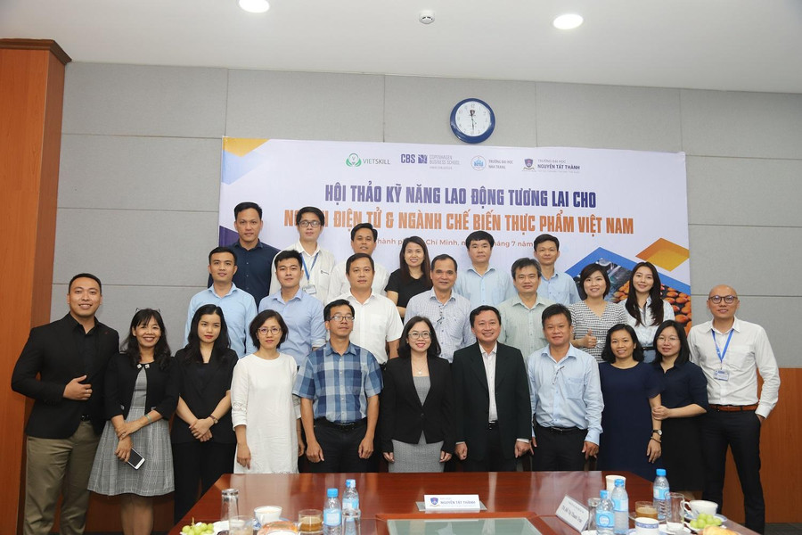 Các đại biểu tham dự hội thảo chụp ảnh kỉ niệm