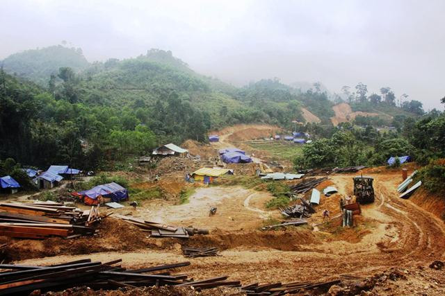 Người dân thôn 3 (xã Trà Vân, Nam Trà My, Quảng Nam) di dời tới khu vực Khe Chữ lập làng mới trong muôn vàn khó khăn