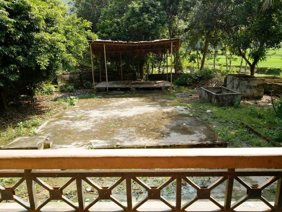 Sân khấu ngoài trời cho học sinh của trường.