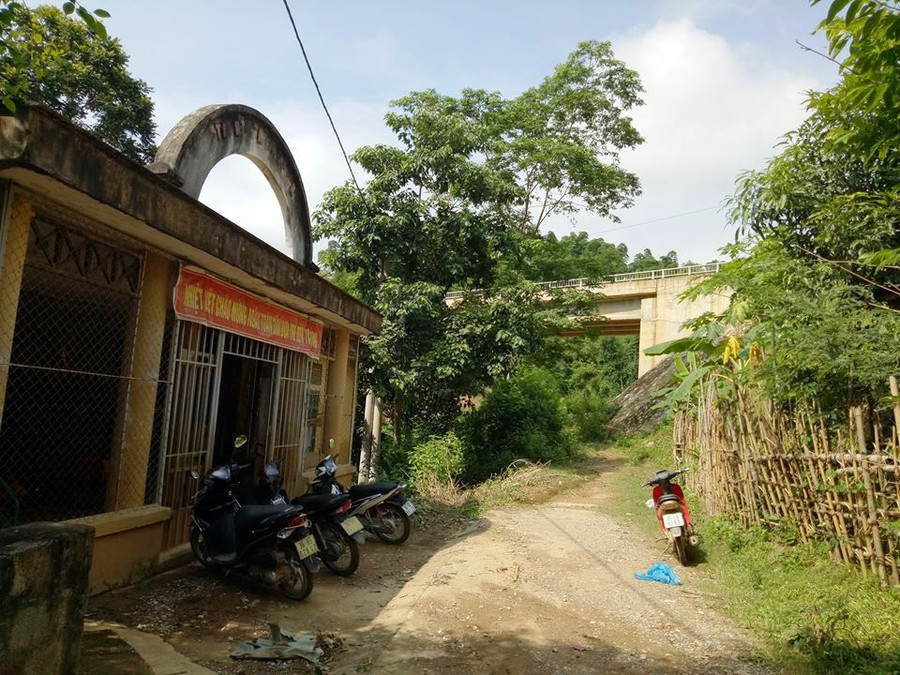 Vị trí ngôi trường nằm ở dưới gầm cầu bản Éo- quốc lộ 15A.