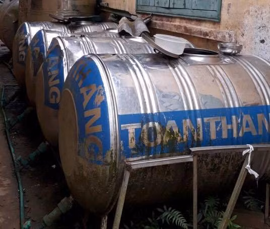 Téc chứa nước mưa cho sinh hoạt, ăn uống của giáo viên