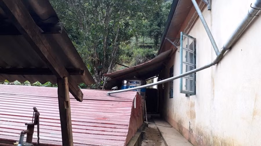 Mọi mái nhà đều được lắp đặt máng hứng nước chảy thẳng về bể chứa