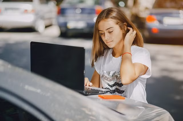 Ai hay dùng máy tính cần né ngay 5 thói quen sau kẻo gây hại sức khỏe - Hình 3