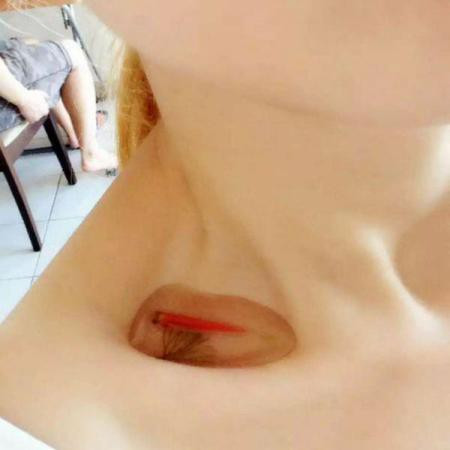 Trào lưu nuôi cá trên xương quai xanh để khoe độ mảnh mai ảnh 2 Các cô gái đổ vào một chút nước và cá nhỏ
