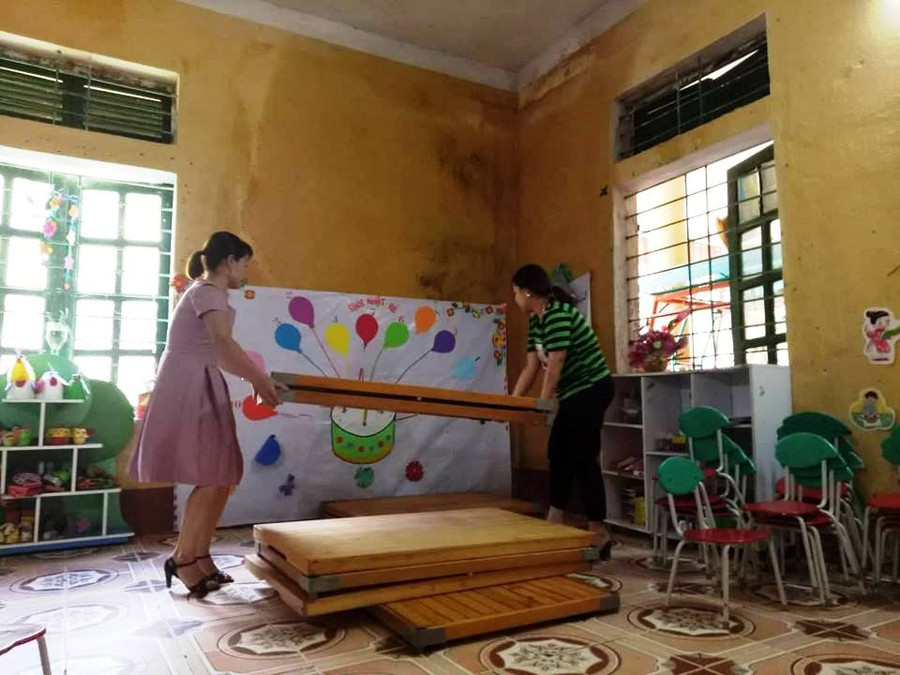 Bị thấm nước mưa gây ẩm mốc khiến đồ dùng của trường bị hư hỏng nhiều.