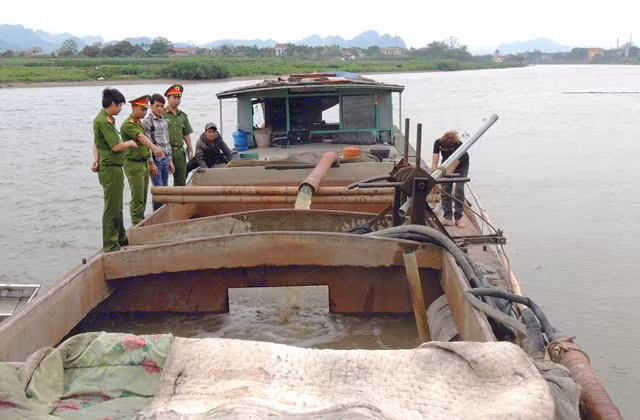 Bắt nhóm “cát tặc” hút cát trái phép trên sông Đáy (Ảnh do PX15 Công an Hà Nam cung cấp)