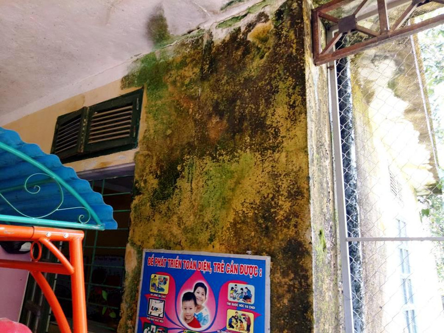 Góc tường của ngôi trường bị xuống cấp nghiêm trọng.