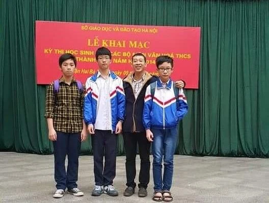 Thầy Nguyễn Văn Hiểu cùng đội tuyển học sinh giỏi môn Vật lý 