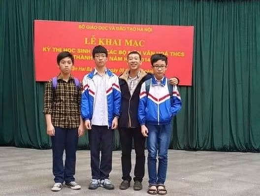 Thầy Nguyễn Văn Hiểu cùng đội tuyển học sinh giỏi môn Vật lý 