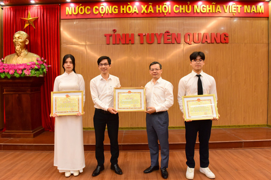 Thầy giáo Hoàng Châu Thiện cùng 2 em học sinh trường THPT Chuyên Tuyên Quang vinh dự nhận Bằng khen của Chủ tịch UBND tỉnh. Thầy giáo Hoàng Châu Thiện cùng 2 em học sinh trường THPT Chuyên Tuyên Quang vinh dự nhận Bằng khen của Chủ tịch UBND tỉnh.