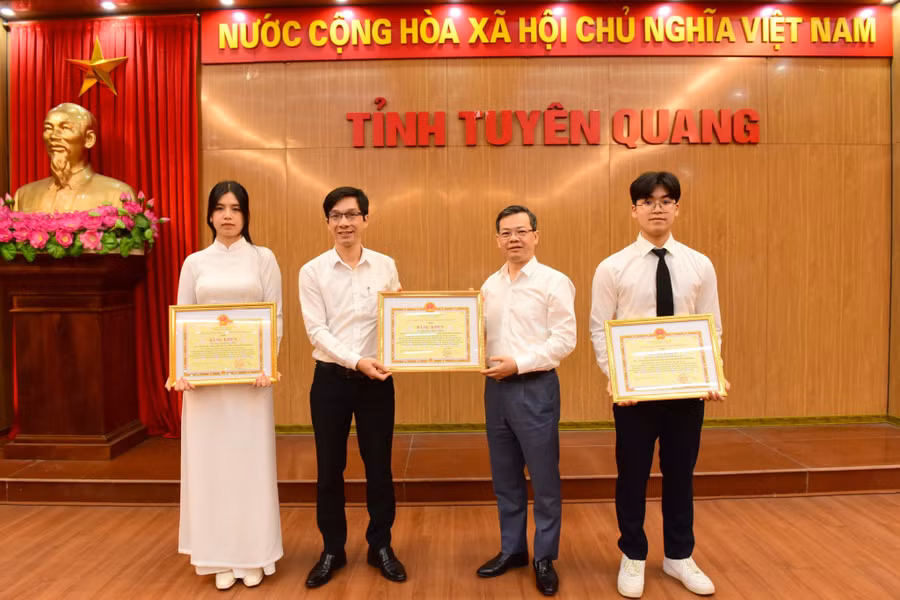 Thầy giáo Hoàng Châu Thiện cùng 2 em học sinh trường THPT Chuyên Tuyên Quang vinh dự nhận Bằng khen của Chủ tịch UBND tỉnh.