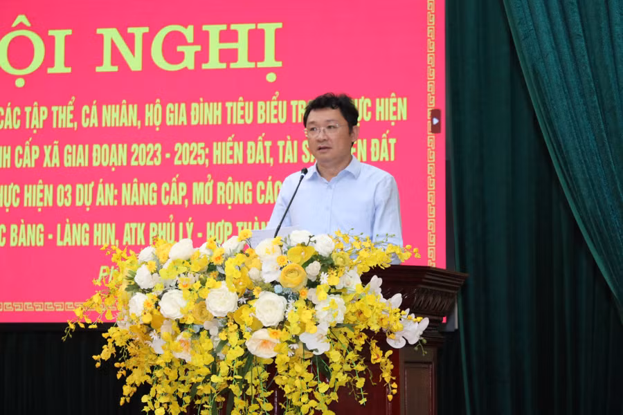 Ông ông Nguyễn Quốc Hữu, Ủy viên Ban Chấp hành Đảng bộ tỉnh, Bí thư Huyện ủy Phú Lương phát biểu tại hội nghị.