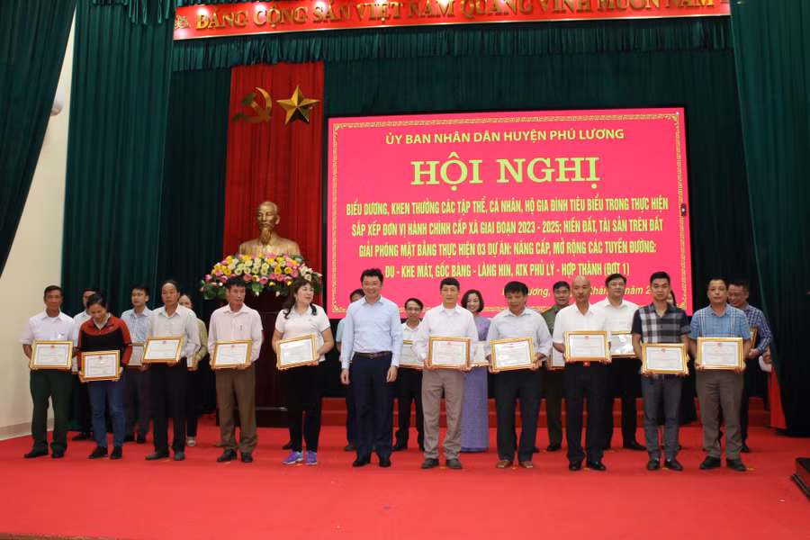 UBND huyện Phú Lương (Thái Nguyên) tổ chức Hội nghị biểu dương, khen thưởng các tập thể, cá nhân, gia đình tiêu biểu trong thực hiện sắp xếp đơn vị hành chính cấp xã giai đoạn 2023-2025; hiến đất, tài sản trên đất giải phóng mặt bằng thực hiện 3 dự án nâng cấp mở rộng các tuyến đường (Đu - Khe Mát; Gốc Bàng Làng Hin; ATK Phủ Lý - Hợp Thành đợt 1). UBND huyện Phú Lương (Thái Nguyên) tổ chức Hội nghị biểu dương, khen thưởng các tập thể, cá nhân, gia đình tiêu biểu trong thực hiện sắp xếp đơn vị hành chính cấp xã giai đoạn 2023-2025; hiến đất, tài sản trên đất giải phóng mặt bằng thực hiện 3 dự án nâng cấp mở rộng các tuyến đường (Đu - Khe Mát; Gốc Bàng Làng Hin; ATK Phủ Lý - Hợp Thành đợt 1).