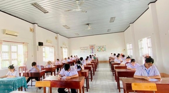 Thí sinh dự thi kỳ thi tốt nghiệp tại huyện Côn Đảo được chăm lo rất kỹ càng. Thí sinh dự thi kỳ thi tốt nghiệp tại huyện Côn Đảo được chăm lo rất kỹ càng.