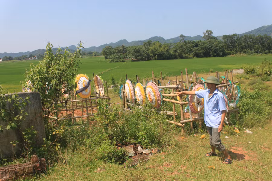 Khu đất tái định cư ở thôn Phúc Tân, xã Phúc Do, huyện Cẩm Thủy (Thanh Hóa) chỉ cách khu nghĩa trang, bãi rác của xã trên, dưới 300m - Ảnh: Nguyễn Quỳnh