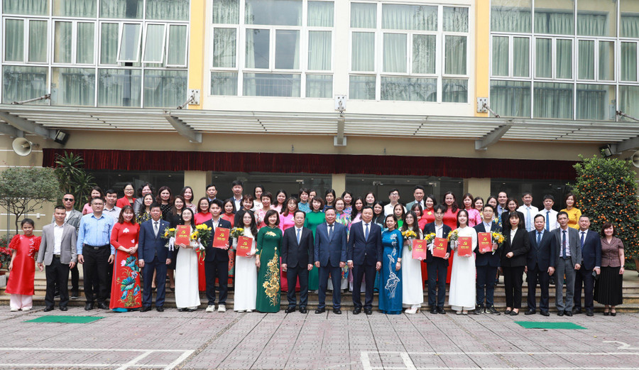 Các đại biểu chụp ảnh lưu niệm cùng các Đảng viên mới được kết nạp. Các đại biểu chụp ảnh lưu niệm cùng các Đảng viên mới được kết nạp.