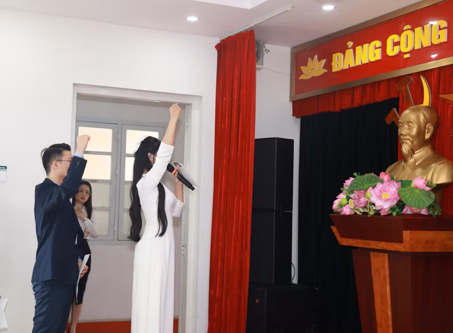 7 học sinh ưu tú của Trường THPT Kim Liên ở Hà Nội được kết nạp Đảng