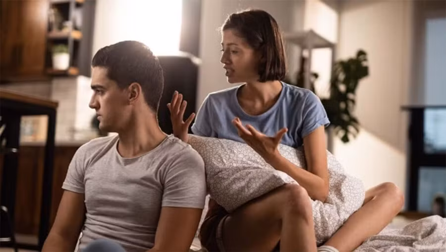 Một số người cho rằng gần gũi bạn tình trong lúc giận dữ có thể khiến “cuộc yêu” bốc lửa, hấp dẫn hơn. (Ảnh: ITN)