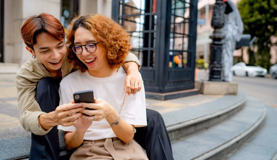 Dù đàn ông có muốn thừa nhận hay không thì việc yêu đương cũng mang lại cho họ những đặc quyền nhất định. (Ảnh: ITN).