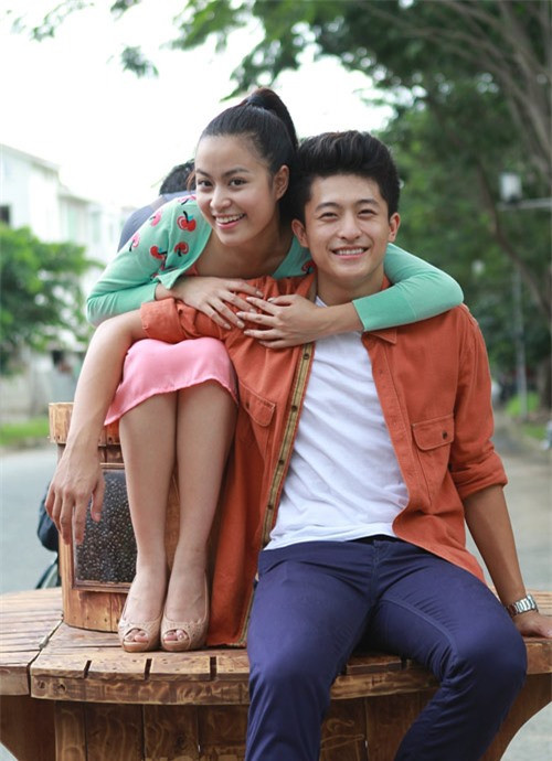 Trong phim "Thần tượng" Harry vào vai một anh chàng người Hoa giúp đỡ Hoàng Thùy Linh đạt ngôi vị thần tượng. Trong phim "Thần tượng" Harry vào vai một anh chàng người Hoa giúp đỡ Hoàng Thùy Linh đạt ngôi vị thần tượng.