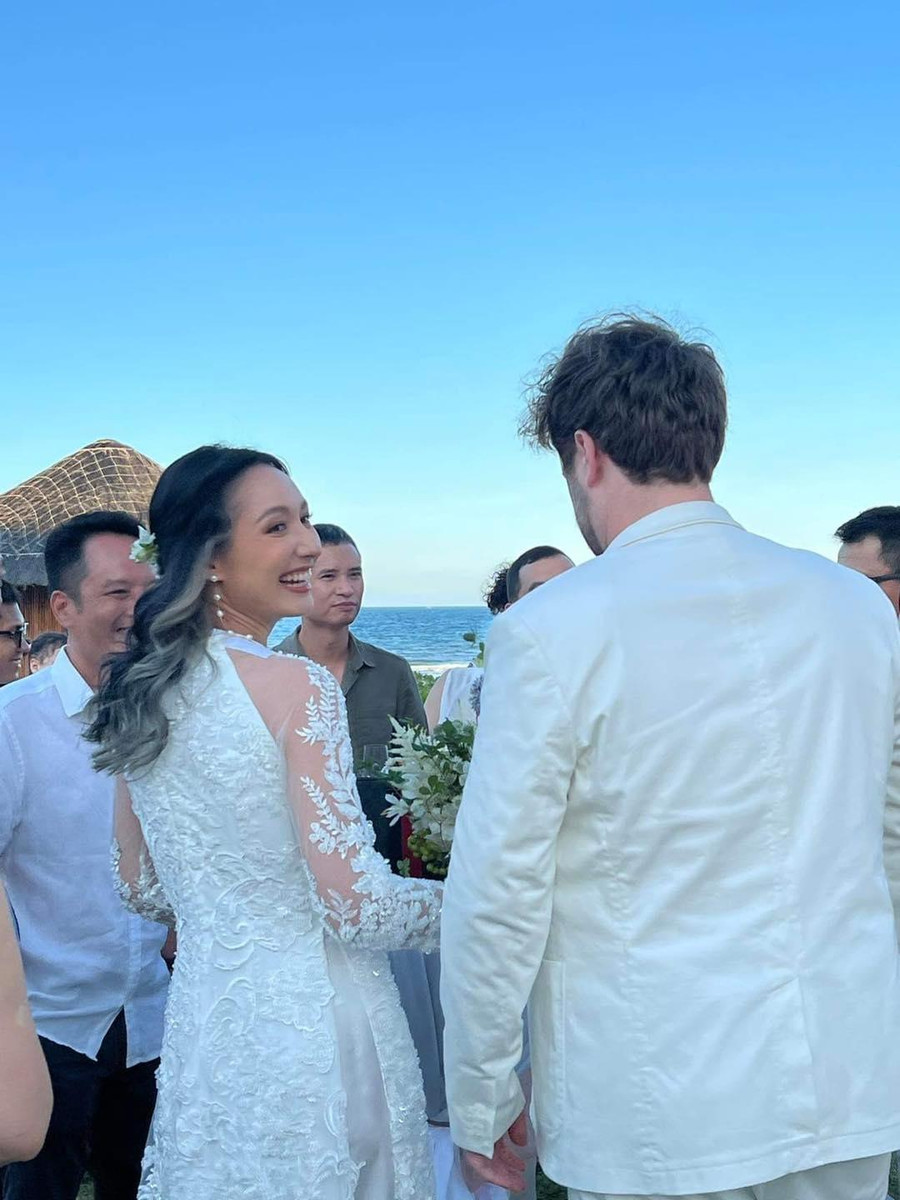 Cô dâu giản dị nhưng vô cùng xinh đẹp.