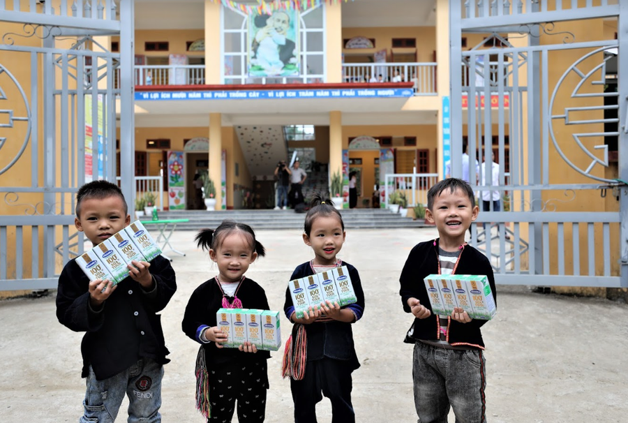 Gần nửa triệu em nhỏ tại các mái ấm, trung tâm bảo trợ xã hội… đã được thụ hưởng chương trình Quỹ sữa Vươn cao Việt Nam suốt 15 năm qua. Gần nửa triệu em nhỏ tại các mái ấm, trung tâm bảo trợ xã hội… đã được thụ hưởng chương trình Quỹ sữa Vươn cao Việt Nam suốt 15 năm qua.