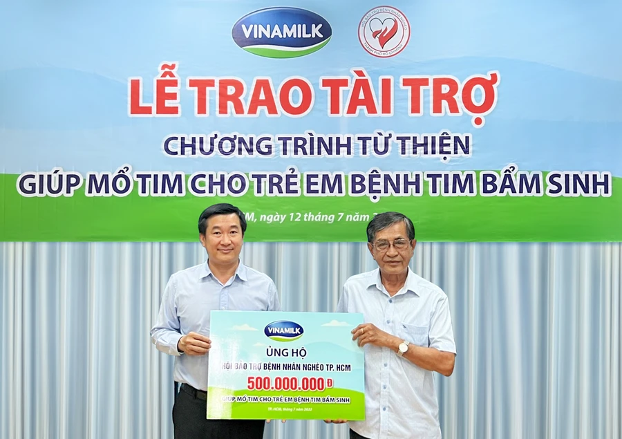  Ông Đỗ Thanh Tuấn – Giám đốc Đối Ngoại Vinamilk (bên trái) đại diện trao kinh phí hỗ trợ chương trình mổ tim miễn phí cho các bệnh nhi có hoàn cảnh khó khăn.