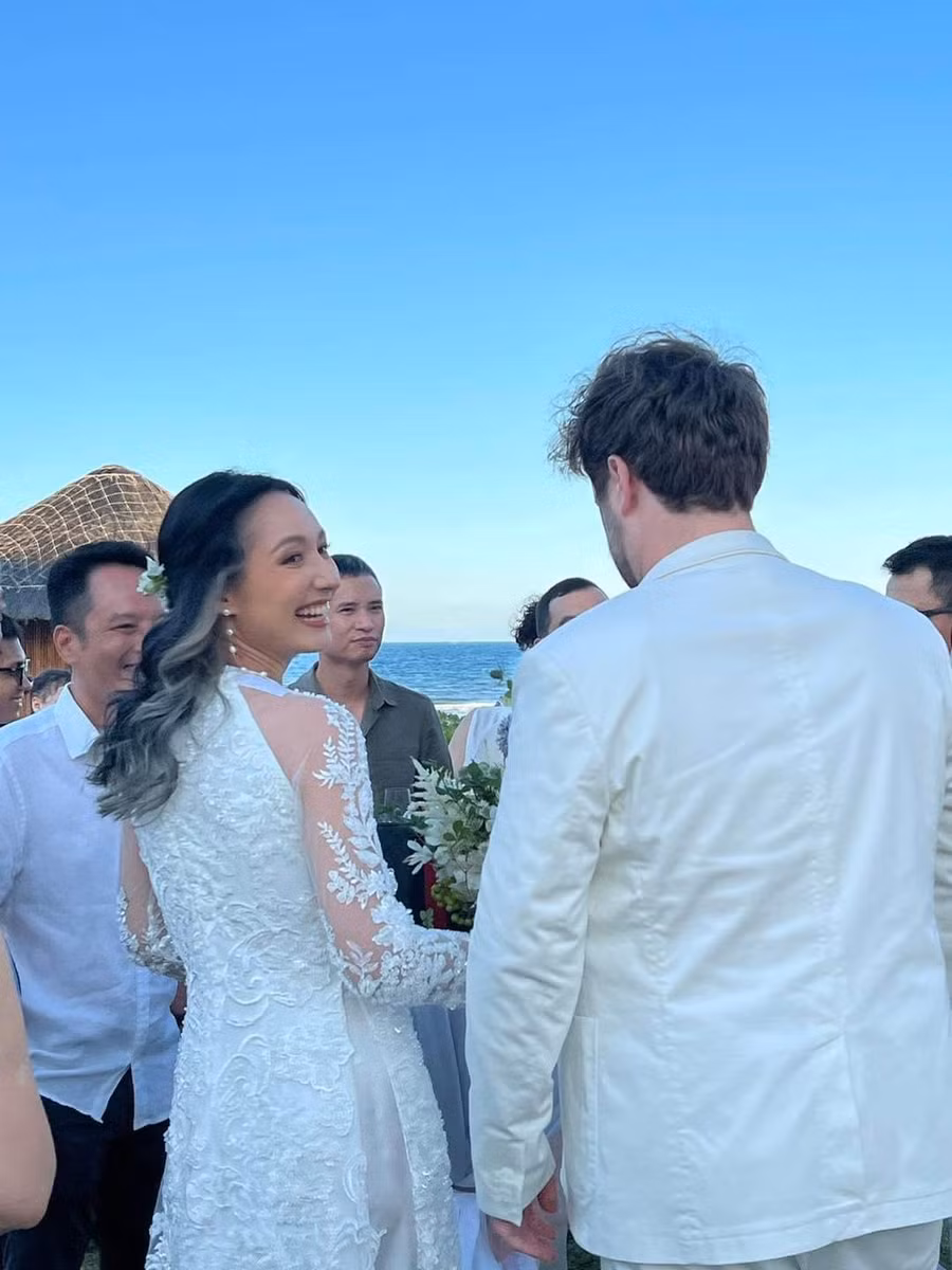 Cô dâu giản dị nhưng vô cùng xinh đẹp.