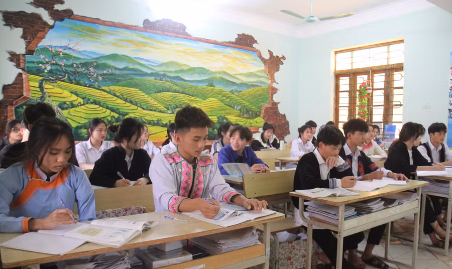 Học sinh lớp 12 trường phổ thông DTNT huyện Phong Thổ cũng đang gấp rút ôn tập.