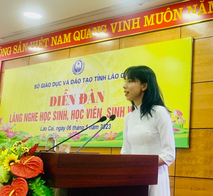 Học sinh trường THPT Chuyên Lào Cai phát biểu tại diễn đàn.