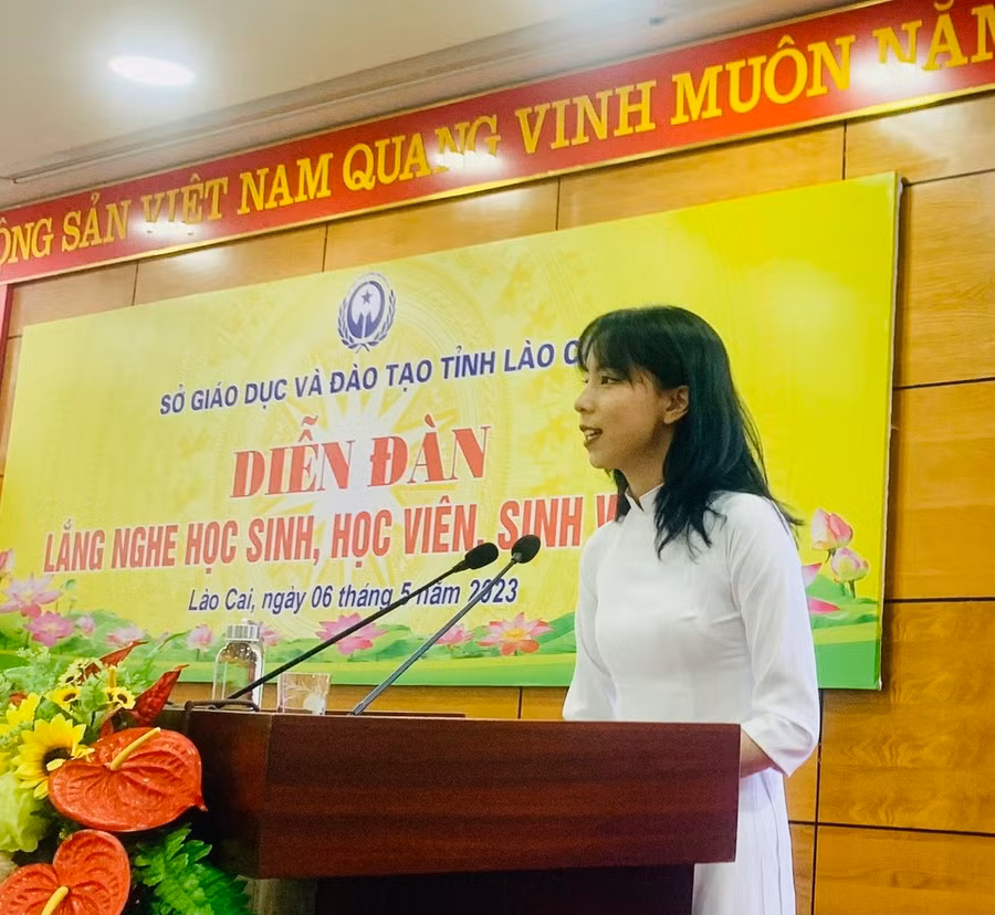 Học sinh trường THPT Chuyên Lào Cai phát biểu tại diễn đàn. Học sinh trường THPT Chuyên Lào Cai phát biểu tại diễn đàn.