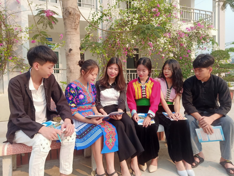 Cô trò trường DTNT THPT huyện Nậm Nhùn trao đổi về nội dung ôn thi tốt nghiệp. Cô trò trường DTNT THPT huyện Nậm Nhùn trao đổi về nội dung ôn thi tốt nghiệp.