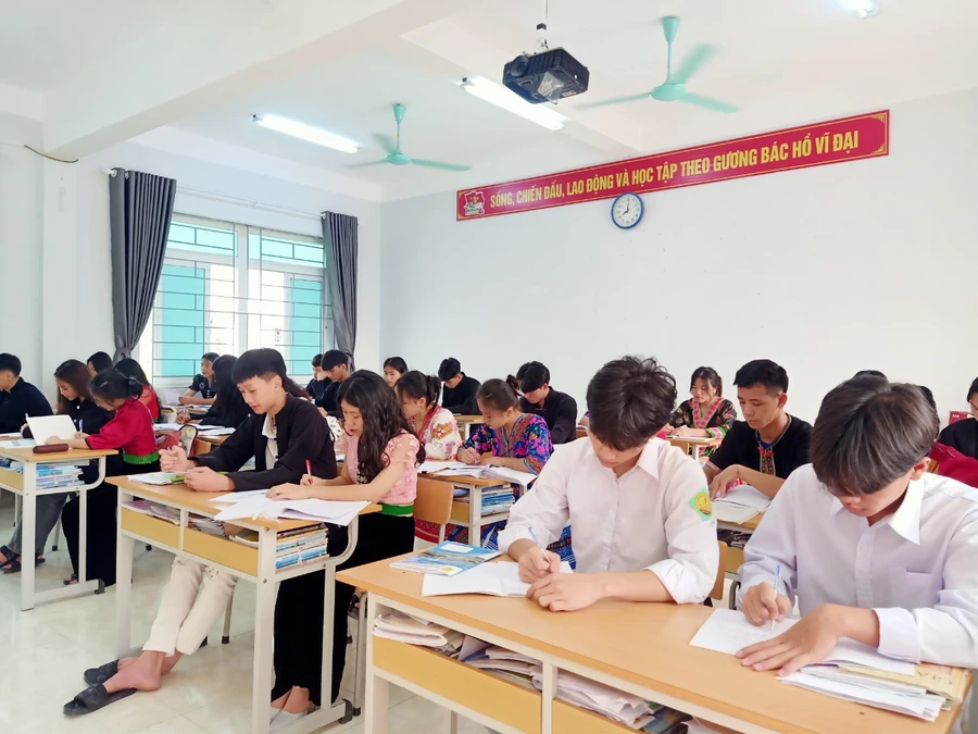 Học sinh lớp 12A1, trường DTNT THPT huyện Nậm Nhùn trong giờ ôn tập.