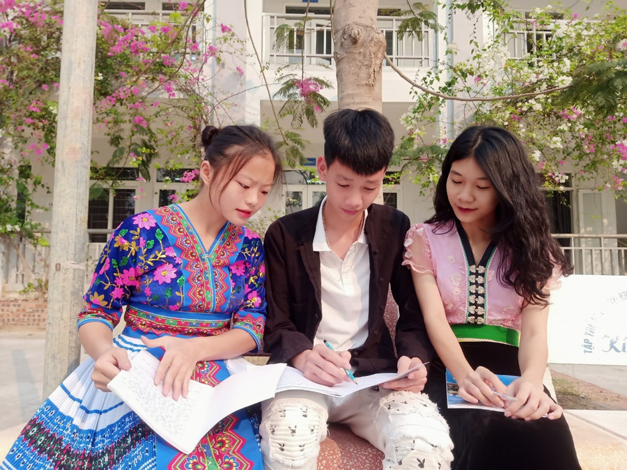 Em Phan Thế Anh (giữa) là thí sinh duy nhất của trường DTNT THPT huyện Nậm Nhùn đăng ký dự thi tổ hợp môn Khoa học tự nhiên. Em Phan Thế Anh (giữa) là thí sinh duy nhất của trường DTNT THPT huyện Nậm Nhùn đăng ký dự thi tổ hợp môn Khoa học tự nhiên.