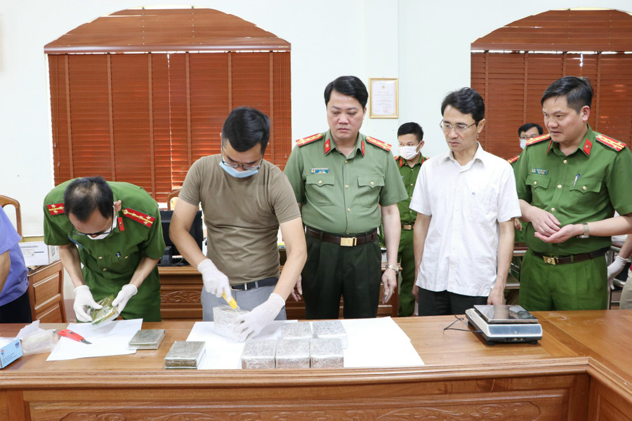 Lực lượng chức năng kiểm tra tang vật bị thu giữ.