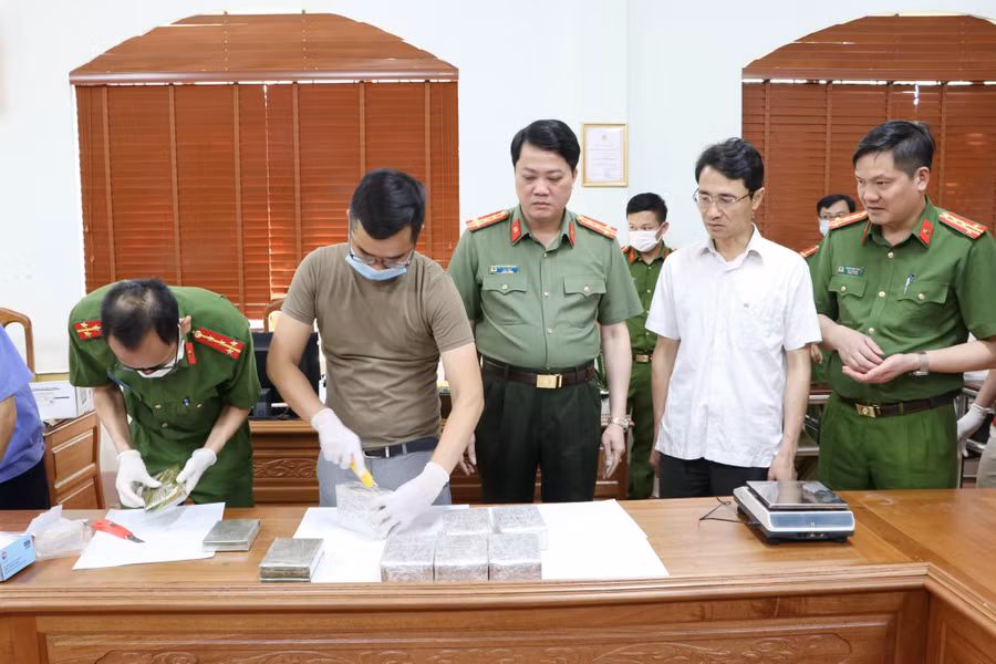 Lực lượng chức năng kiểm tra tang vật bị thu giữ.