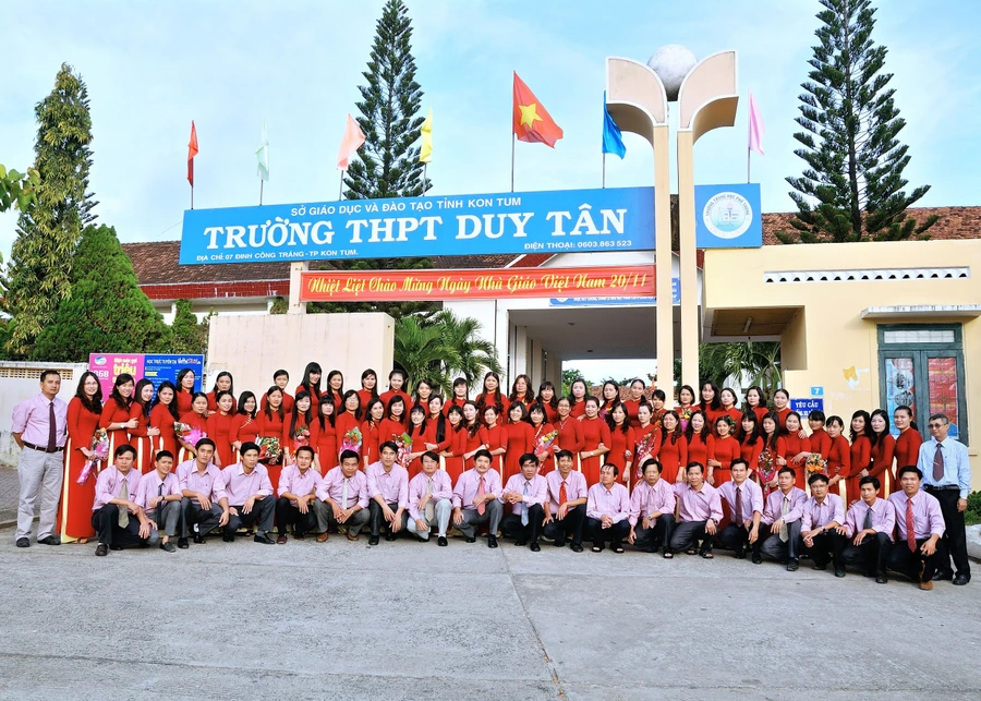 Tập thể cán bộ, giáo viên trường THPT Duy Tân, Kon Tum.