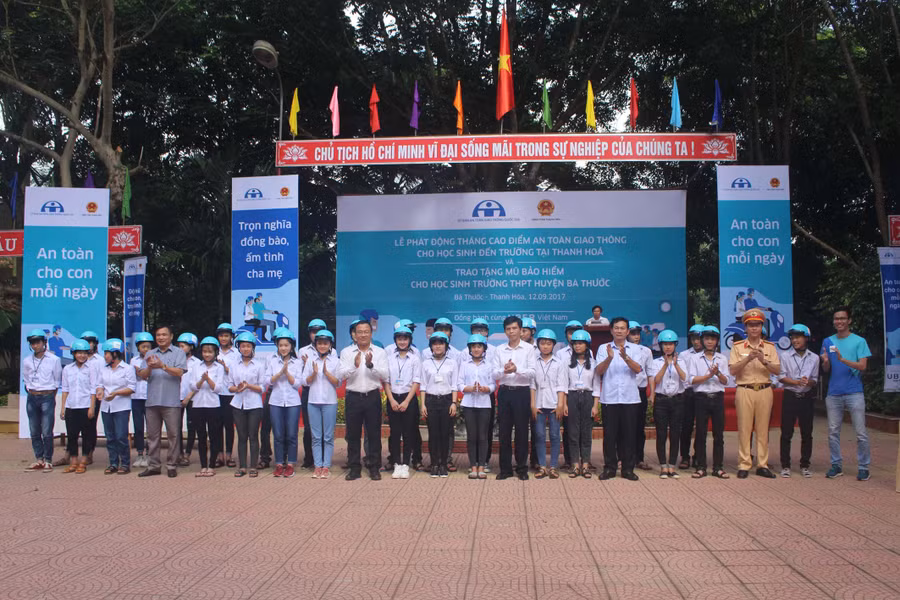 Trao mũ bảo hiểm cho học sinh Trường THPT Bá Thước và THPT Thạch Thành 4, Thanh Hóa. Ảnh: Nguyễn Quỳnh