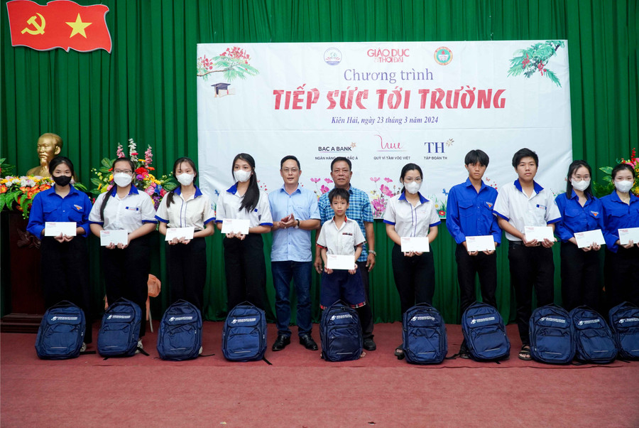 Ông Nguyễn Anh Tú, Phó trưởng CQTT Báo GĐ&amp;TĐ tại TPHCM (bên trái) và ông Nguyễn Chính Luận trao quà và học bổng cho các em học sinh. Ảnh: Mạnh Tùng.