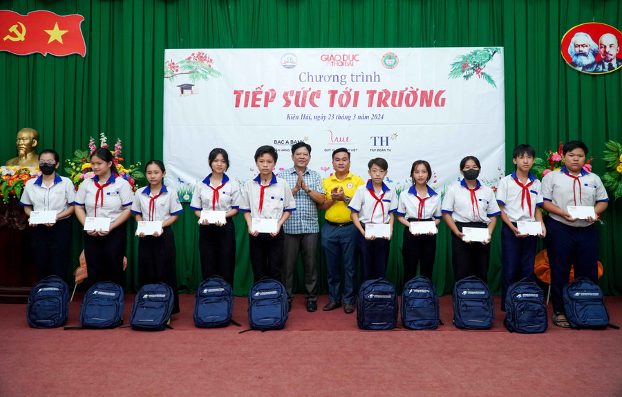 Ông Võ Bình An Giám đốc Công ty du học giao thương Việt Hàn - Trung tâm Ngoại ngữ Thuận Hưng (bên phải) và ông Võ Hồng Phú - Trưởng Phòng GD&amp;ĐT huyện Kiên Hải trao học bổng và quà cho học sinh. Ảnh: Mạnh Tùng.
