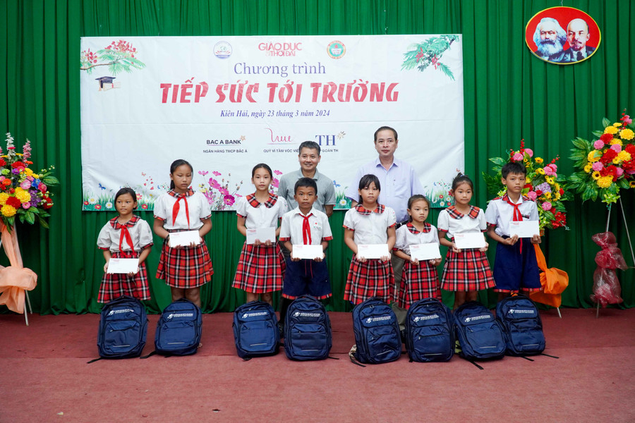 Nhà báo Nguyễn Đức Tuân, Phó Tổng biên tập Báo Giáo dục và Thời đại (trái) và Phó Chủ tịch UBND huyện Kiên Hải trao học bổng và quà cho học sinh. Ảnh: Mạnh Tùng.